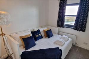 2 Bed-Sleeps 5-Parking-Sea View