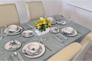 2 Bed-Sleeps 5-Parking-Sea View