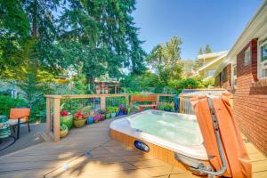 6 Mi to Dtwn Seattle: Walkable Home w Hot Tub