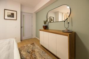 Modern, ultra central flat