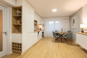 Modern, ultra central flat