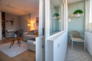 Modern, ultra central flat