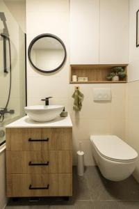 Modern, ultra central flat