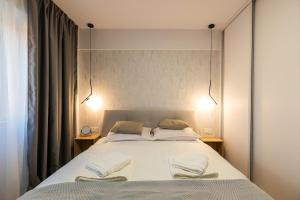 Modern, ultra central flat