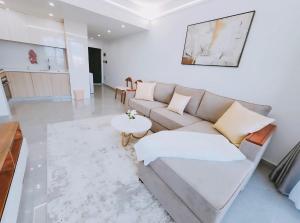 Luxurious Serene 1 bedroom in Lavington with green & City views!