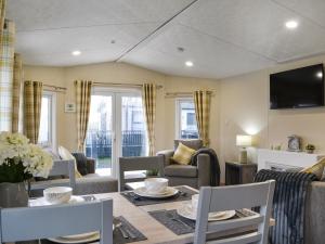 Rosies Retreat - Uk46724