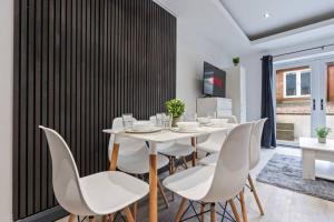 6 Bedrooms 4 Bathrooms House in Great Location