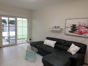 Ferienhaus mit Sommerpool, Terrasse und Glashaus