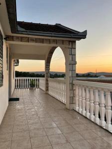Spacious 3BD Apartment with Balcony