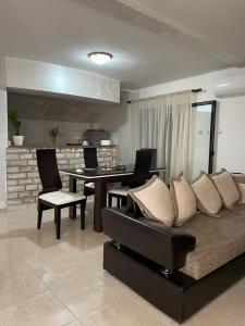 Spacious 3BD Apartment with Balcony