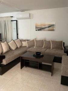 Spacious 3BD Apartment with Balcony
