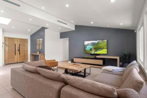 Hillside Modern Retreat with pool BBQ and MORE