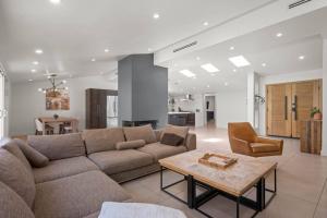 Hillside Modern Retreat with pool BBQ and MORE