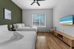 Luxury Condo Sleep the Whole Family Pool and Gym