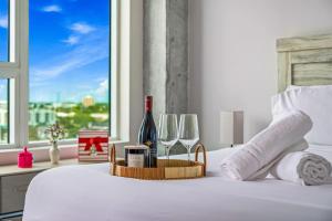 Stunning Studio - New and Luxury with Free Parking!