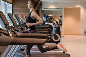 14th Floor SkySuite - DT Views! with Pool & Gym