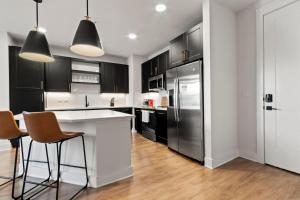 Beautiful 1BD Vibrant and Central Community Pool