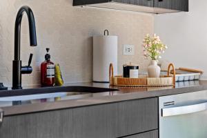 Channelside Studio Perfect for Work Trips! DT