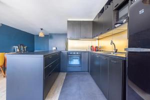 Modern Spacious flat with Terrace, Parking near Metro