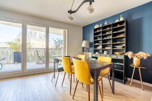 Modern Spacious flat with Terrace, Parking near Metro