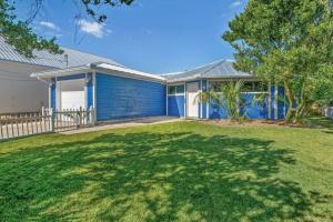 Blue Lagoon with Private Pool- Screened Porches off Suites- 2 Blocks to Beach