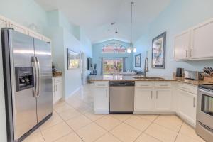 4-Bed Home Near Disney Private Pool