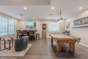 Golf Oasis New Outdoor Kitchen, Pool, 4 King Beds