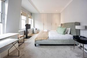 Stylish 2 Bed 2 Bath Mezzanine Apartment in Mayfair