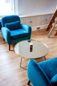 Stylish 2 Bed 2 Bath Mezzanine Apartment in Mayfair