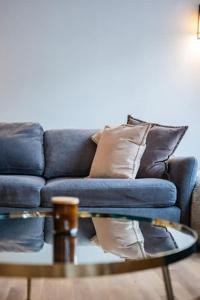 Stylish 2 Bed 2 Bath Mezzanine Apartment in Mayfair