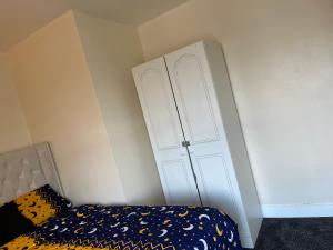 Cozy Private Blackout Room