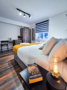 Modern Central Flat with Garden & Parking