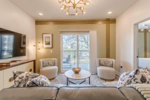 Beautiful 2B2B Condo with Free Street Parking 525Pkwy101