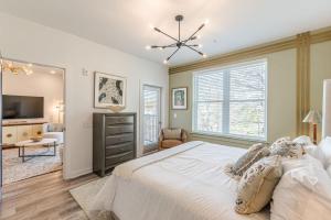 Beautiful 2B2B Condo with Free Street Parking 525Pkwy101