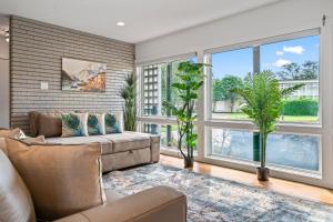 Relax in Style – 5BR Home w Pool Hot Tub Stunning Harbor Views