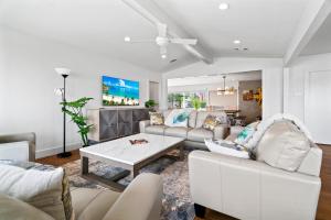 Relax in Style – 5BR Home w Pool Hot Tub Stunning Harbor Views