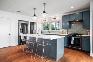 Relax in Style – 5BR Home w Pool Hot Tub Stunning Harbor Views