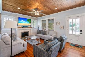 Cottage at Kempner Park Pet-Friendly Modern Home w Backyard