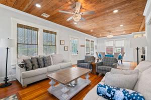 Cottage at Kempner Park Pet-Friendly Modern Home w Backyard