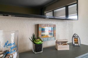 Your new happy condo On Seawall