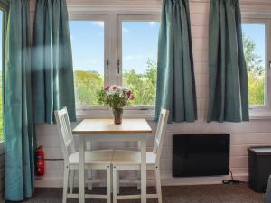 Sunrise Retreat - Uk48040