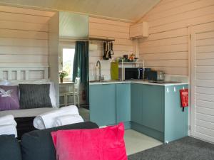 Sunrise Retreat - Uk48040