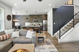 Luxury Stay Hot Tub-Games-Arcade Balcony Views