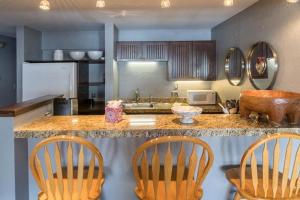 Lionshead Arcade with Fireplace & Close to Gondola