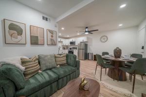 Cozy DT DFW Free Parking Pool Medical Dist