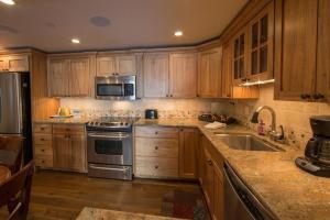 Condo with Onsite Pool & Hot Tub, Free WiFi & Garage Parking