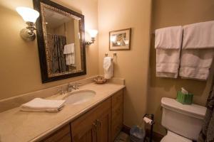 Condo with Onsite Pool & Hot Tub, Free WiFi & Garage Parking