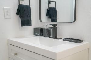 DT DFW Chic Free Parking and Pool In Medical District