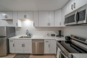 DT DFW Chic Free Parking and Pool In Medical District