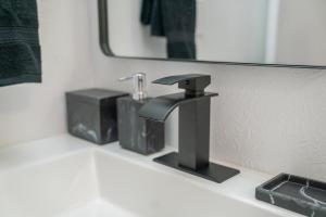 DT DFW Chic Free Parking and Pool In Medical District